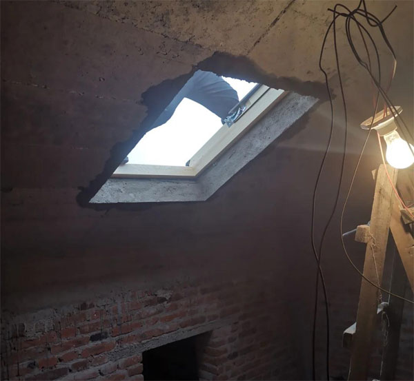 合肥屋顶开洞装采光天窗施工中...